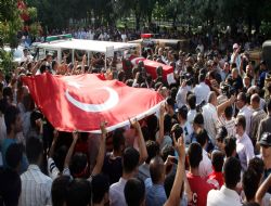 Gaziantep şehidine ağladı